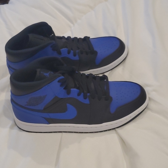 Air jordan 1 mid size 91/2 - Picture 2 of 3